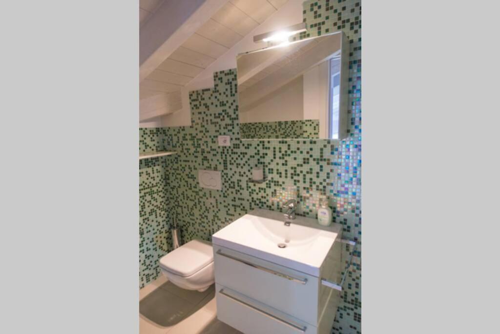 Apartment Viole, Cozy Attic Set In The Old Town Next To The Lake Arona Exterior photo